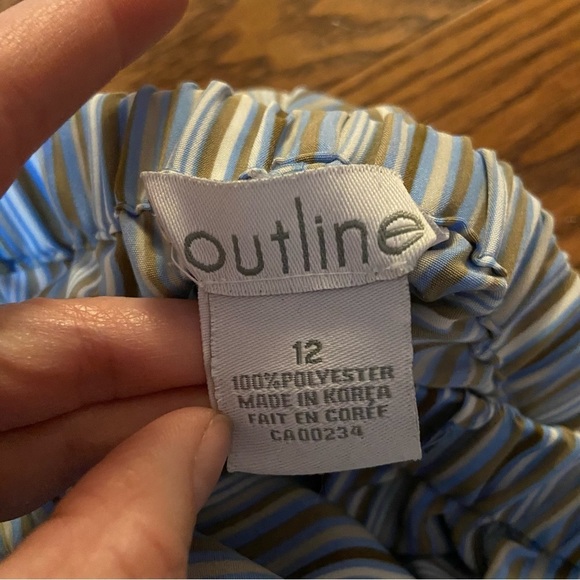 💥5/$25 Outline women’s striped Capri pants in size 12 - Picture 4 of 5